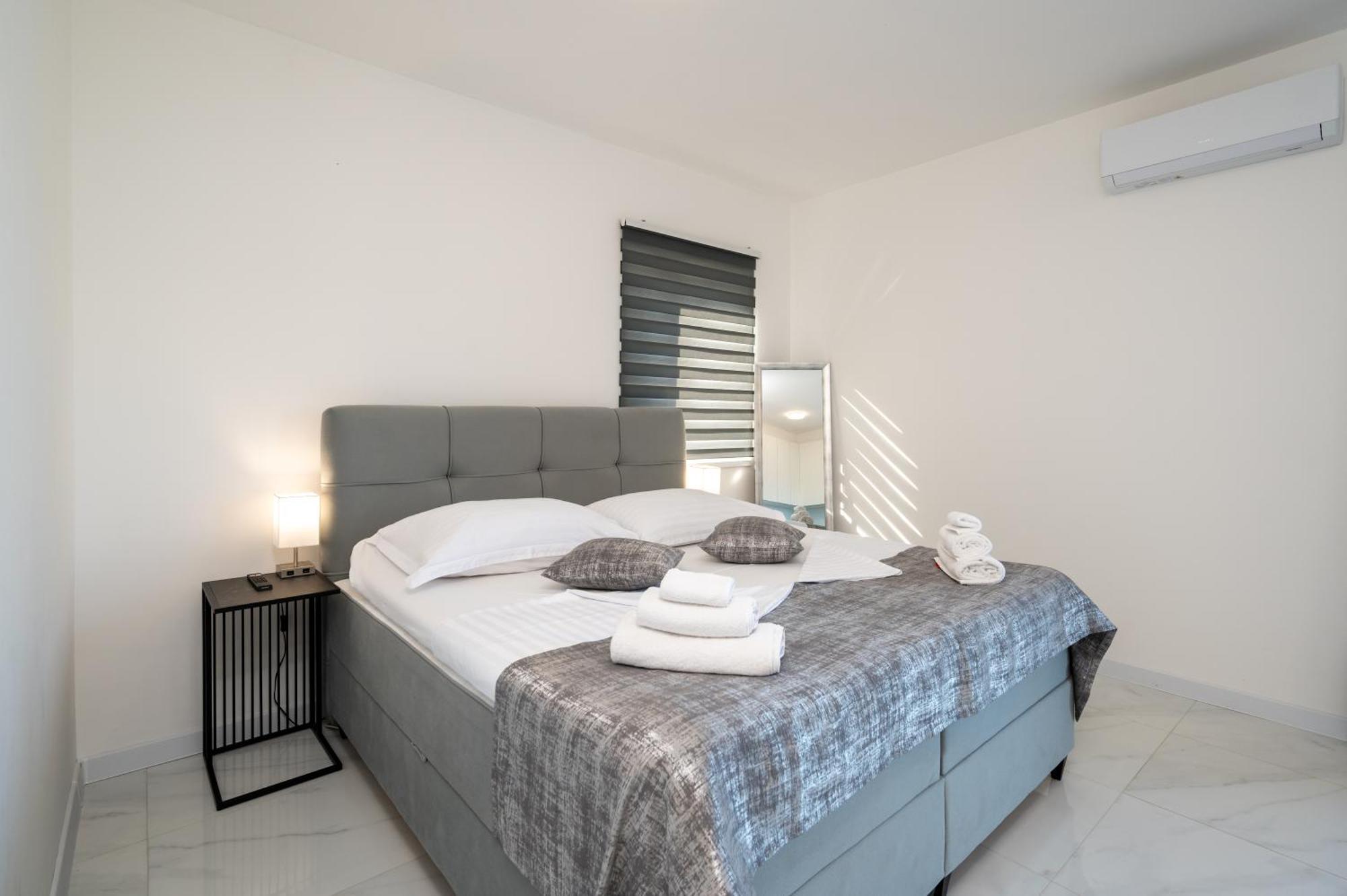 Apartments Filipo โตรกีร์ ภายนอก รูปภาพ